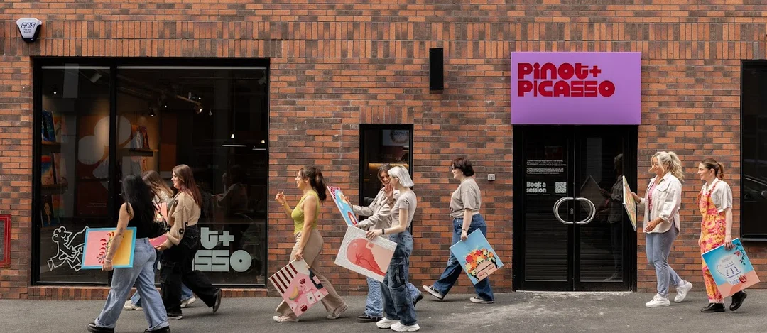 Pinot and Picasso hen party activity in London