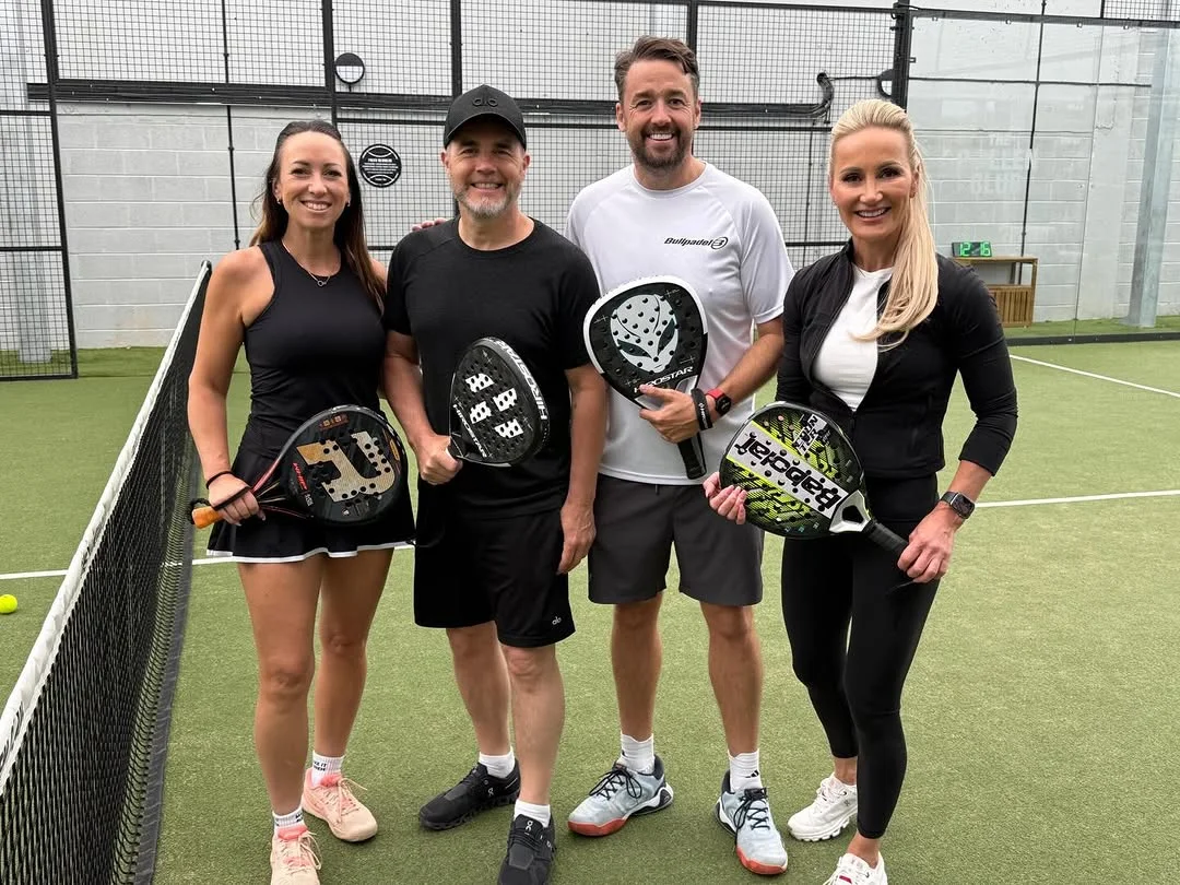 Great mixed fourball.. many thanks for the pic @pollenclubpadel ❤️ 🤝
@jasonmanford @officialgarybarlow
@vix.russ @clarestobart