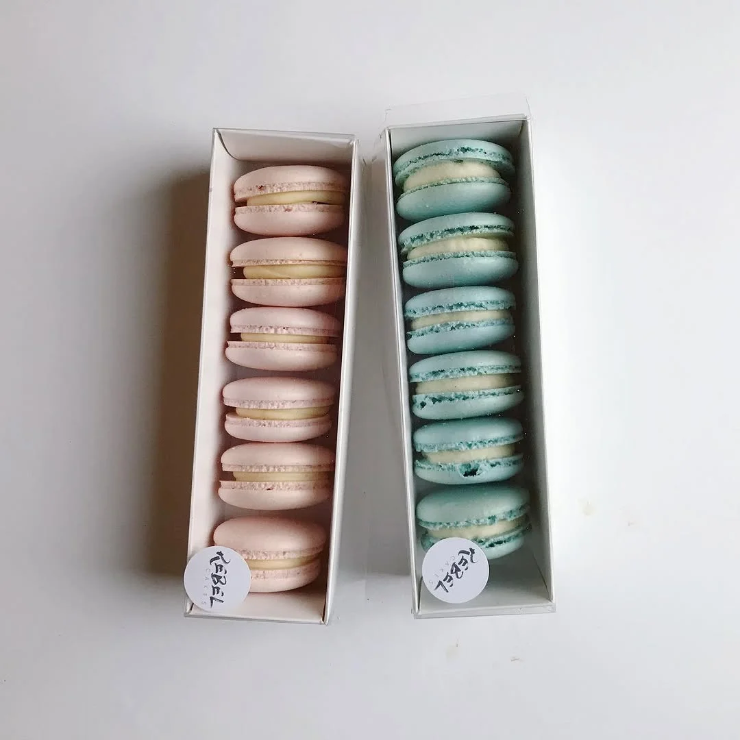 Some of the baby shower macarons that left the building this morning!

Raspberry & White Choc 
Vanilla bean 
I know not typically a weaning food.. but my 8 month old had a shell the other day and approved 😂

Happy Saturday ❤️