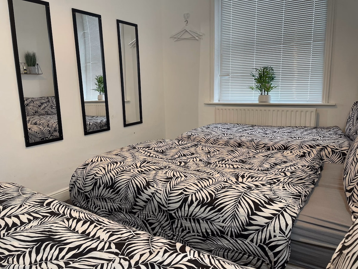 Central Bournemouth Beach House - Spacious interior of holiday rental in Dorset