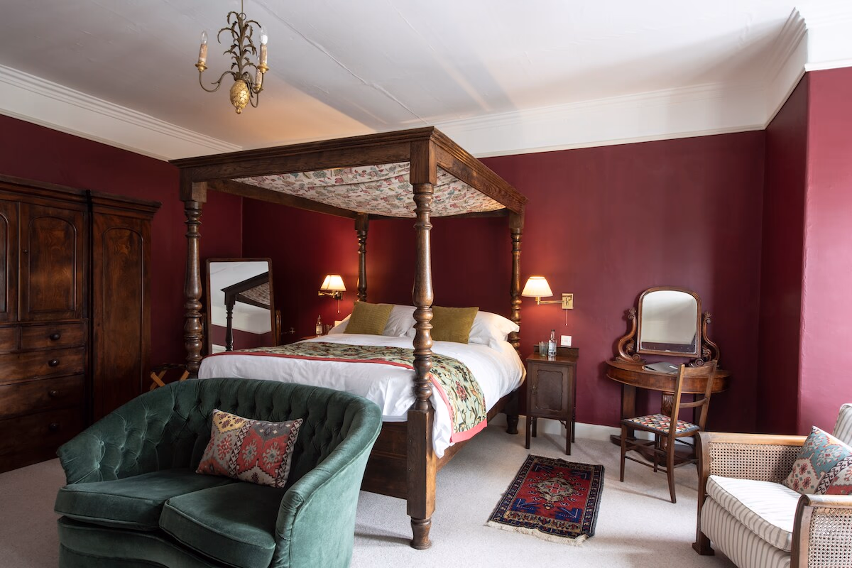 Stunning Manor House with 8 ensuite bedrooms - Spacious interior of holiday rental in Chettle