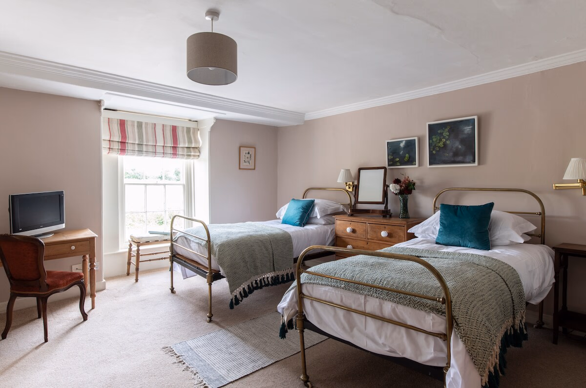 Stunning Manor House with 8 ensuite bedrooms - Spacious interior of holiday rental in Chettle