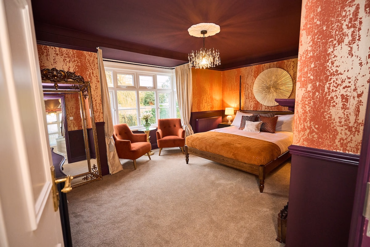 Stylish Retreat with Fire Pit & Summer House - Spacious interior of holiday rental in Hampshire