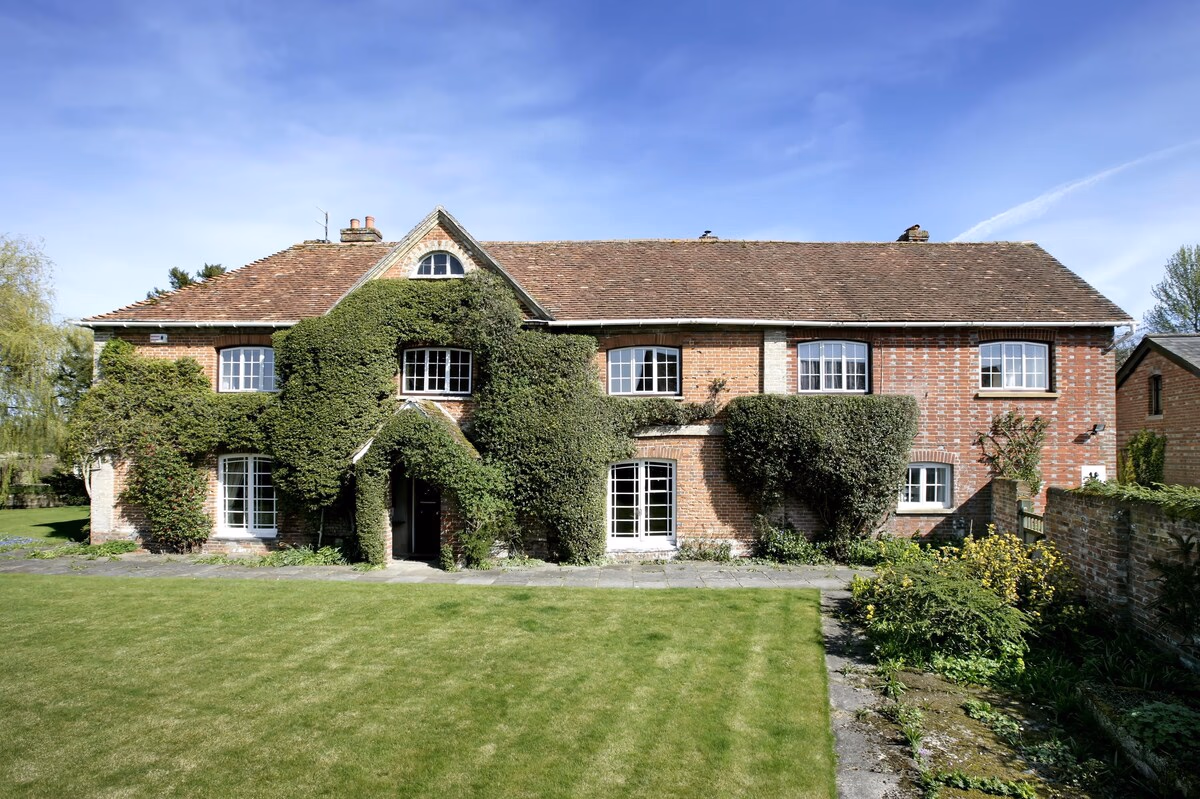 Bridge Farmhouse - Eight En suite bedrooms - Spacious interior of holiday rental in Wiltshire