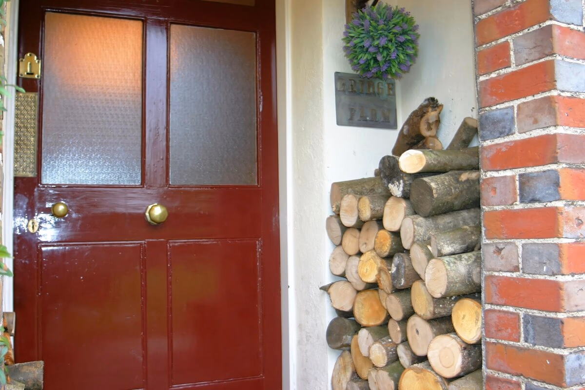 Bridge Farmhouse - Eight En suite bedrooms - Spacious interior of holiday rental in Wiltshire