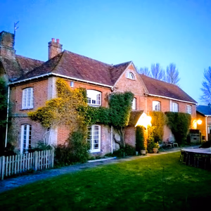 Bridge Farmhouse - Eight En suite bedrooms - Beautiful holiday rental in Wiltshire