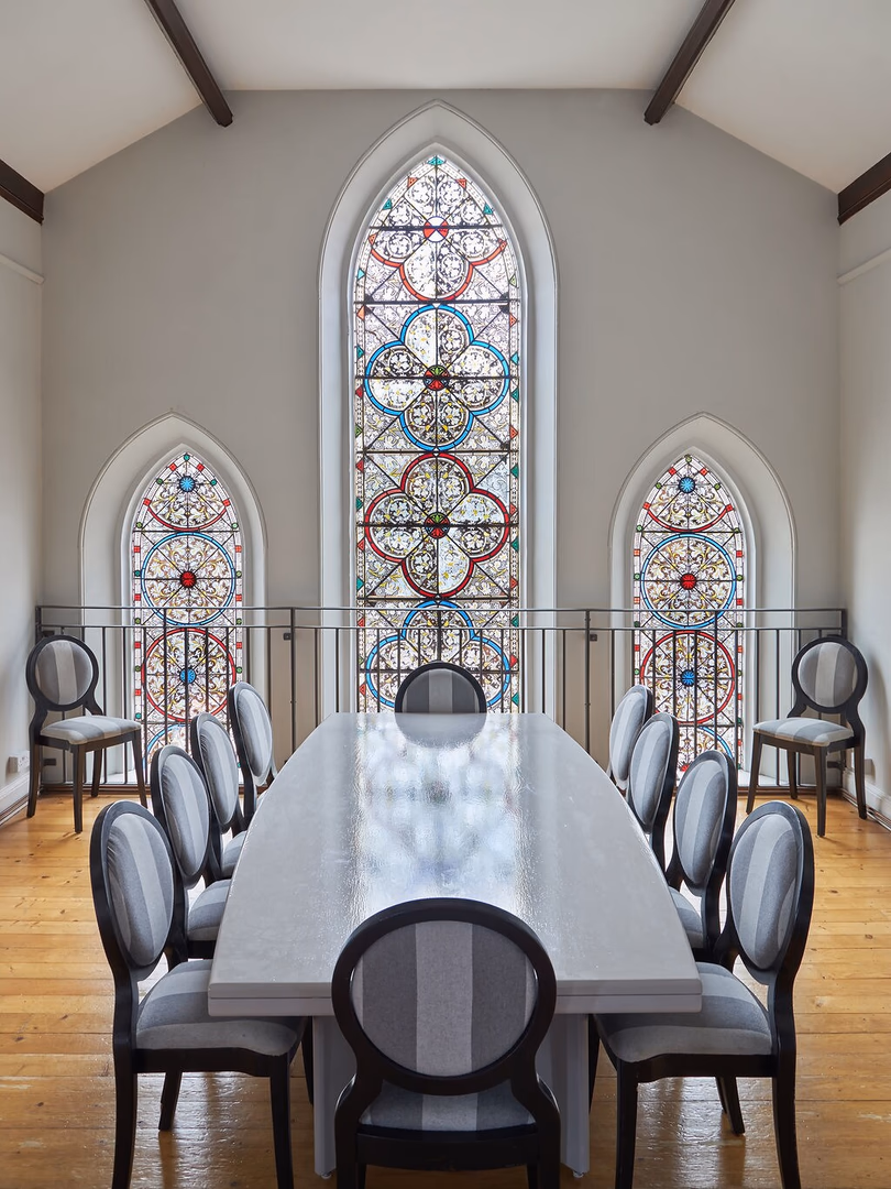 Amazing 6 BR Church with hot tub and cinema room - Spacious interior of holiday rental in East Horrington