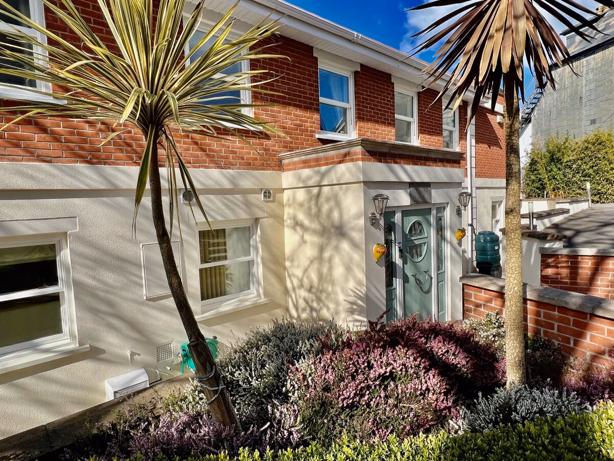 Osmund House, Salisbury Sleeps up to 19 - Spacious interior of holiday rental in Wiltshire