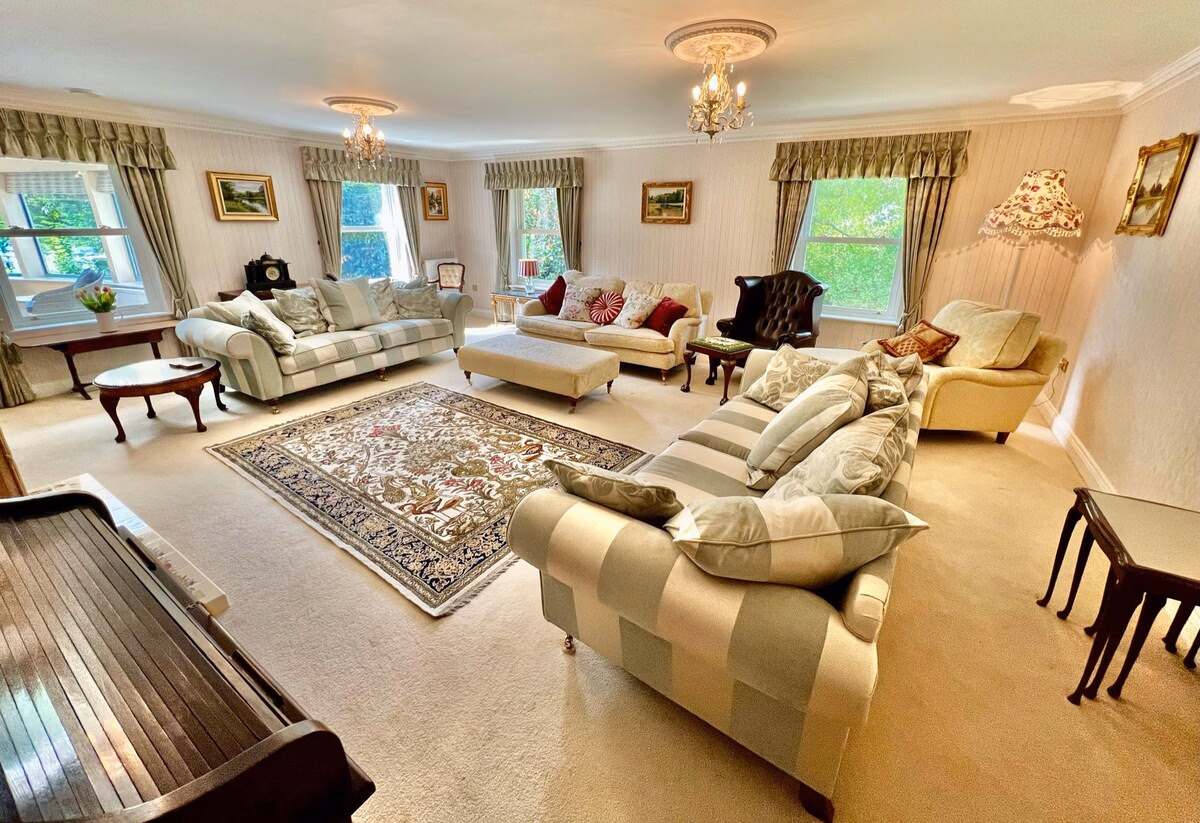 Osmund House, Salisbury Sleeps up to 19 - Spacious interior of holiday rental in Wiltshire