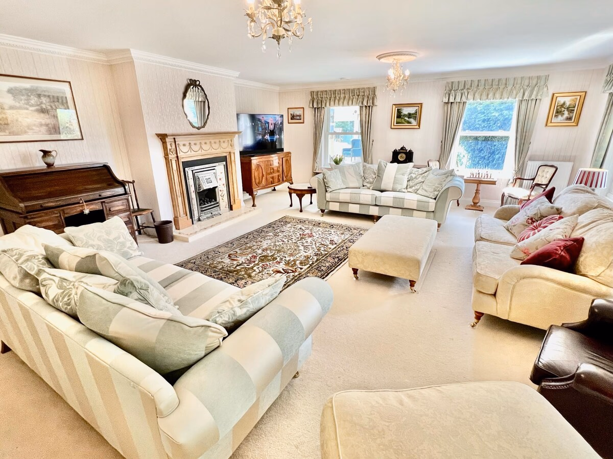 Osmund House, Salisbury Sleeps up to 19 - Spacious interior of holiday rental in Wiltshire