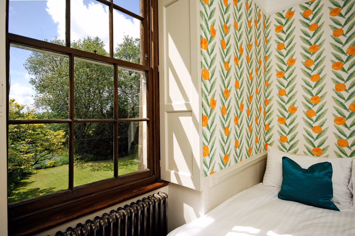 Upside House - Beautiful 5 bedroom house sleeps 13 with hottub, games room and garden near Bath - Spacious interior of holiday rental in Downside