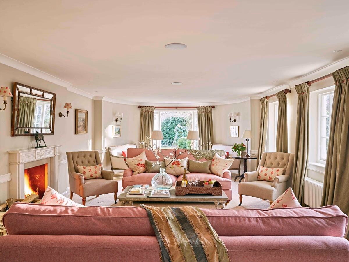 Lulworth Castle Park edge Cottage - Woodside Lodge - Spacious interior of holiday rental in East Lulworth