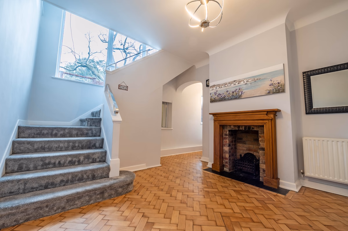 Large Luxury home in Bournemouth - Sleeps 12+ - Spacious interior of holiday rental in Dorset