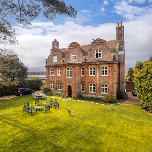 To the manor born… cinema, pool table, hot tub - Beautiful holiday rental in Poole