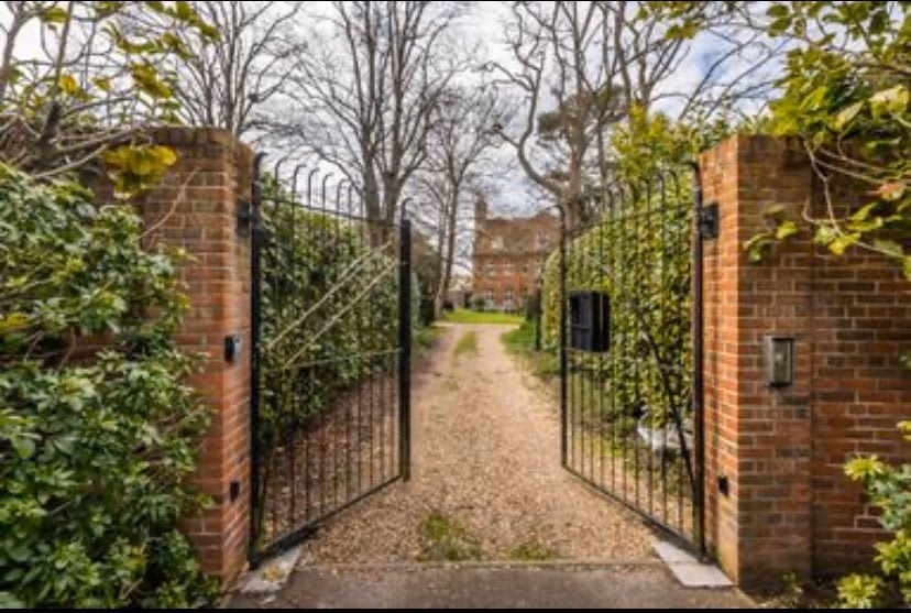 To the manor born… cinema, pool table, hot tub - Spacious interior of holiday rental in Poole