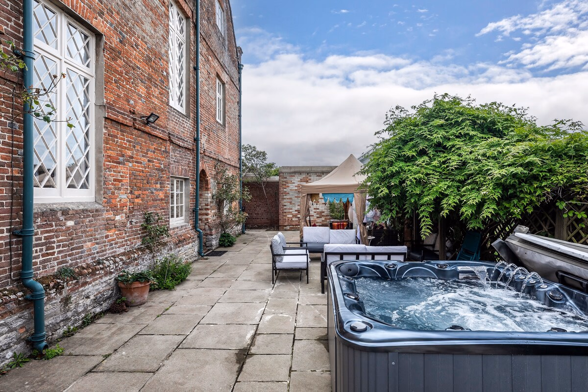 To the manor born… cinema, pool table, hot tub - Spacious interior of holiday rental in Poole