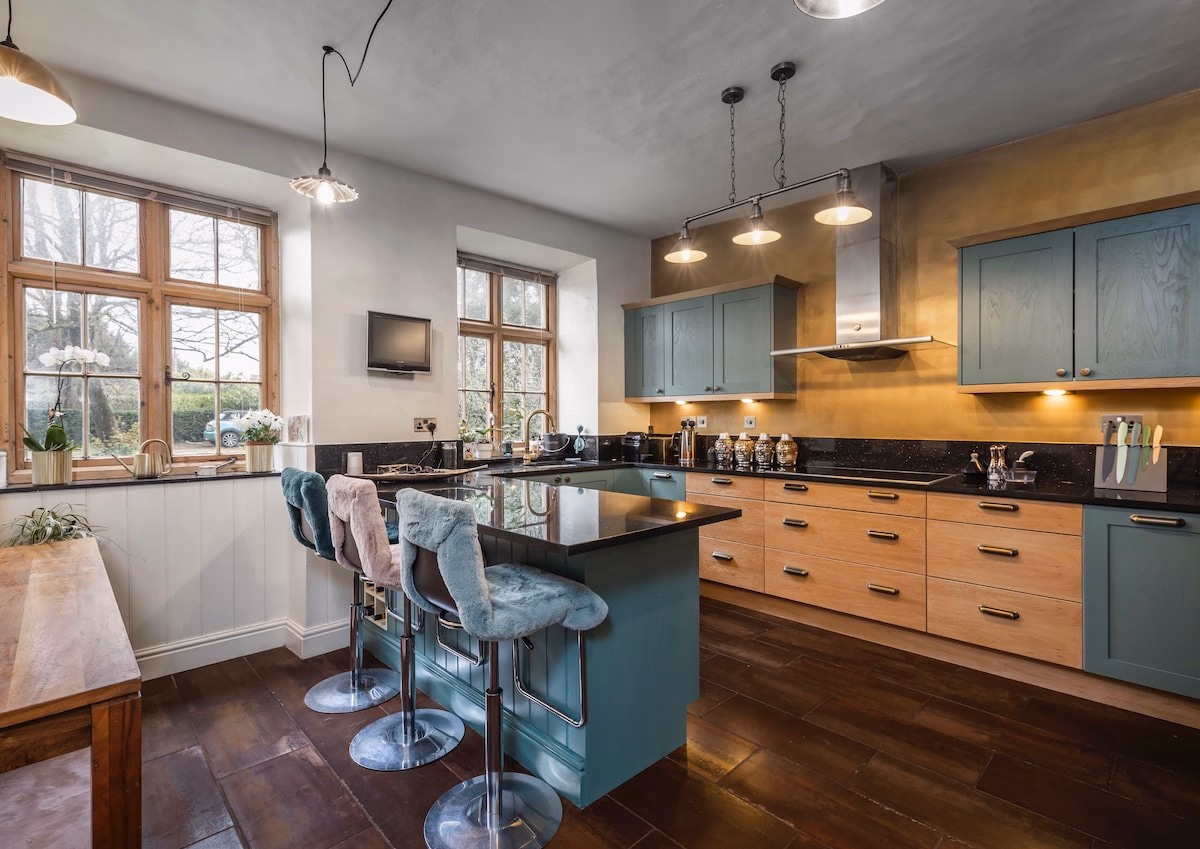 To the manor born… cinema, pool table, hot tub - Spacious interior of holiday rental in Poole