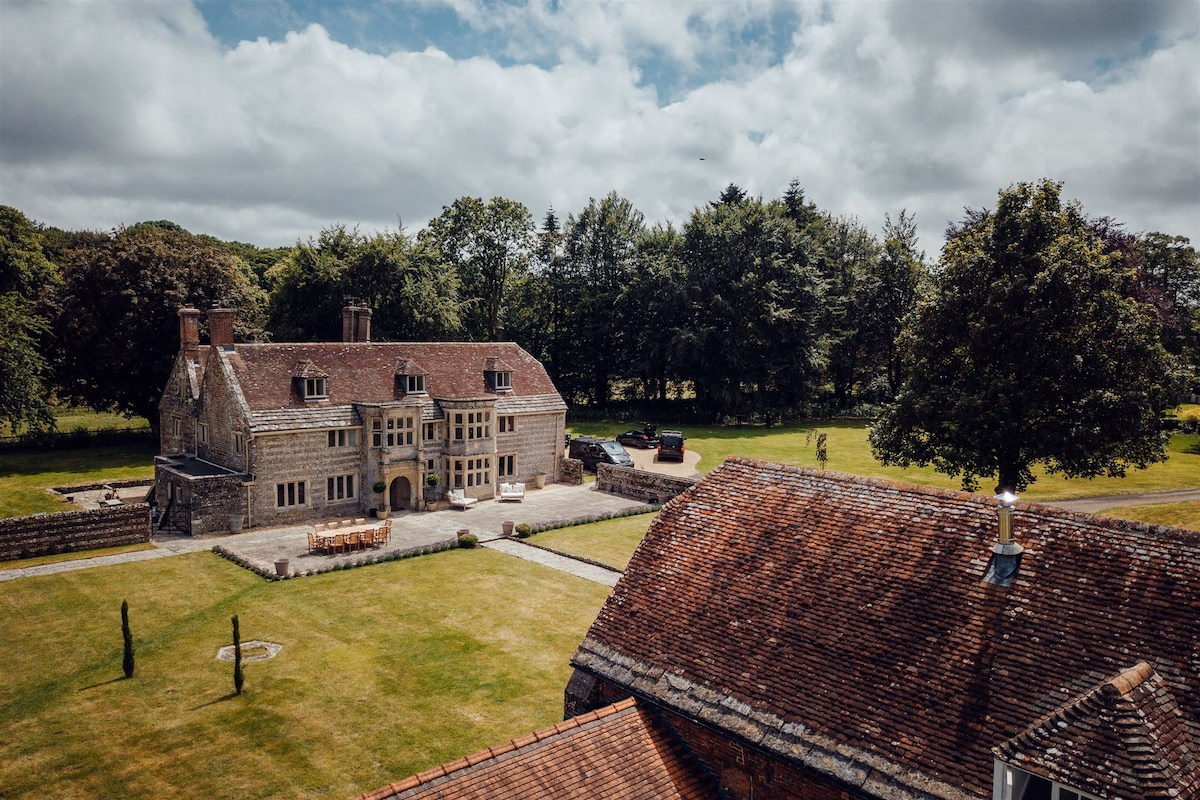 Luxury Dorset Manor & Cottage 16-22 Guests Hot tub - Spacious interior of holiday rental in West Almer