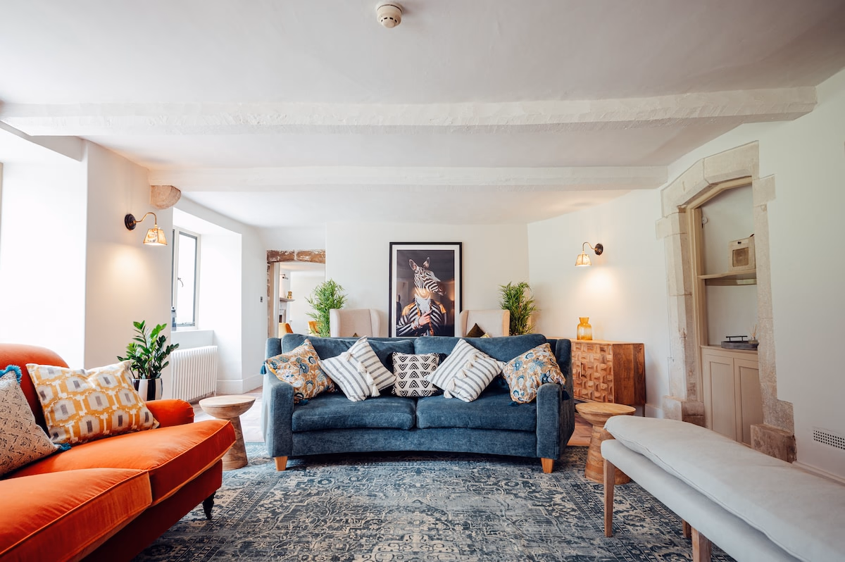 Luxury Dorset Manor & Cottage 16-22 Guests Hot tub - Spacious interior of holiday rental in West Almer