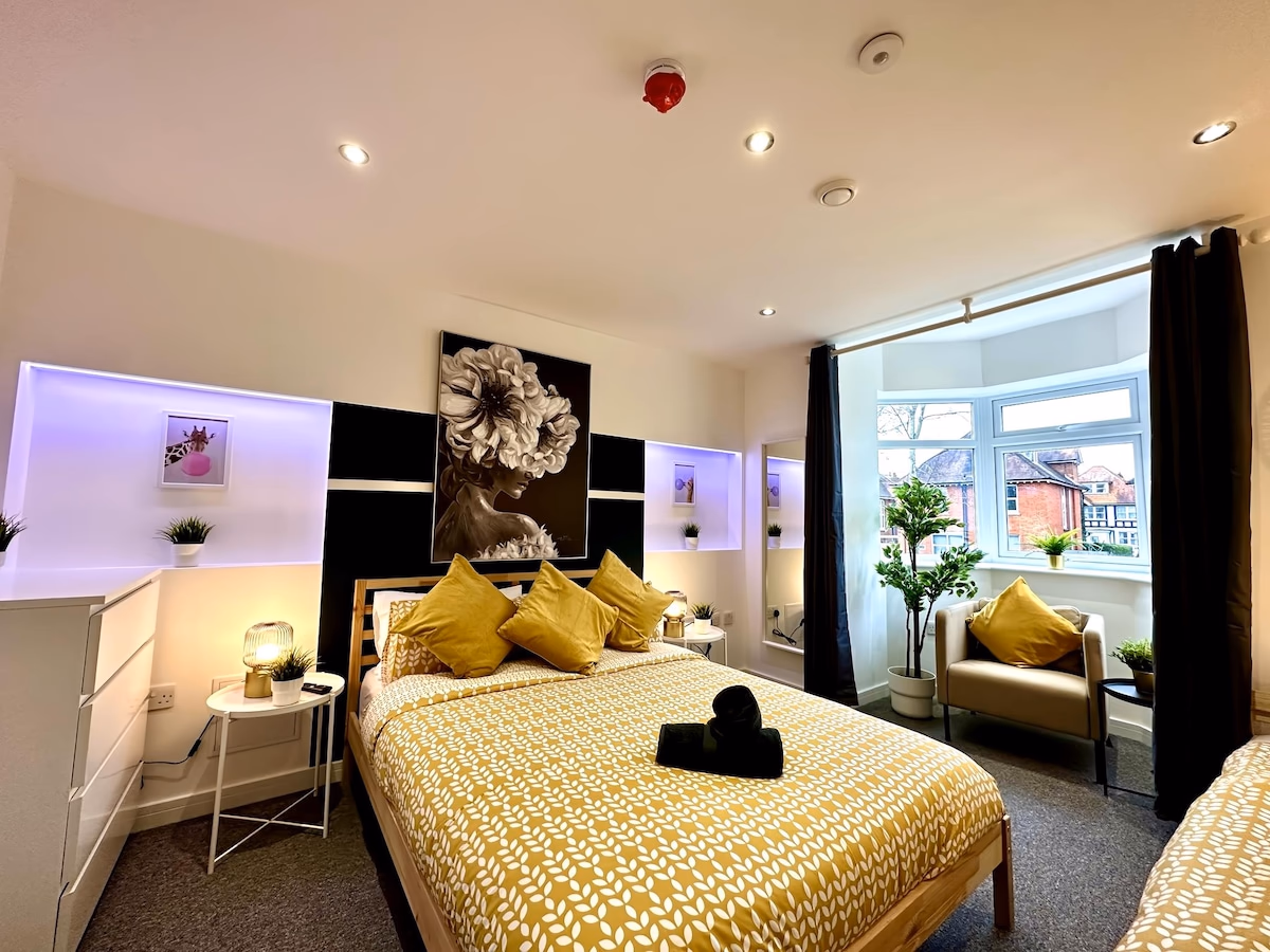 Massive 8 bedroom House Sleep 20+ Accepts Groups - Spacious interior of holiday rental in Winton