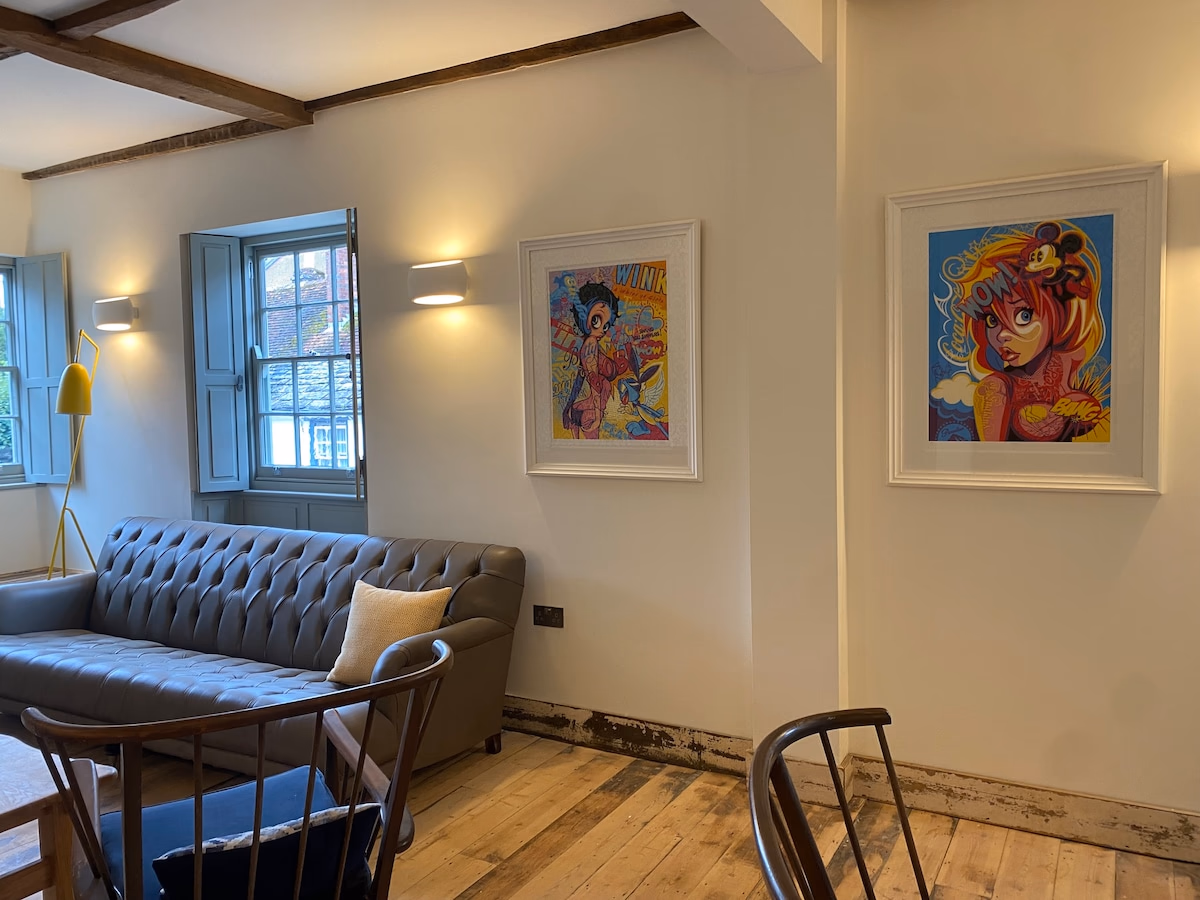 "Chime House" quirky period property by the sea - Spacious interior of holiday rental in Dorset