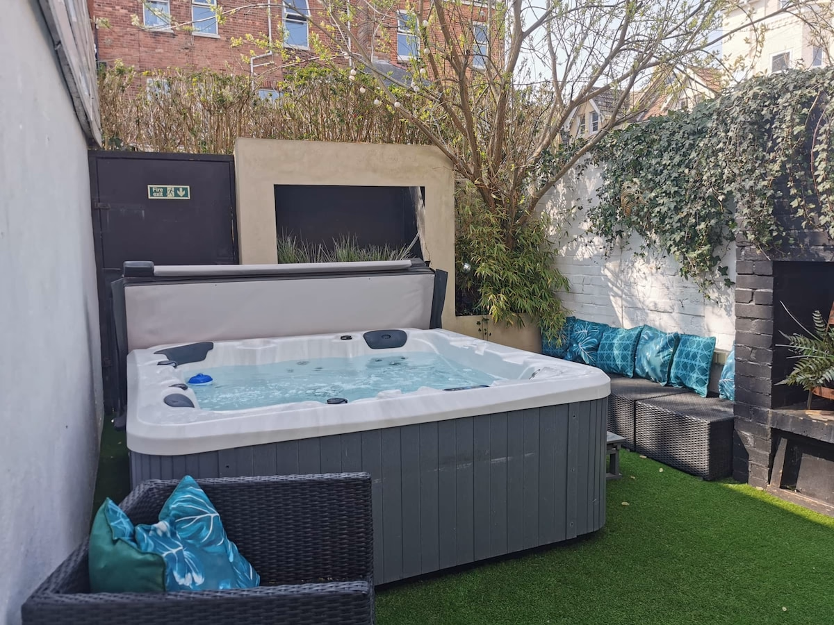 Bournemouth Beach Boutique with Hot Tub - Spacious interior of holiday rental in Bournemouth