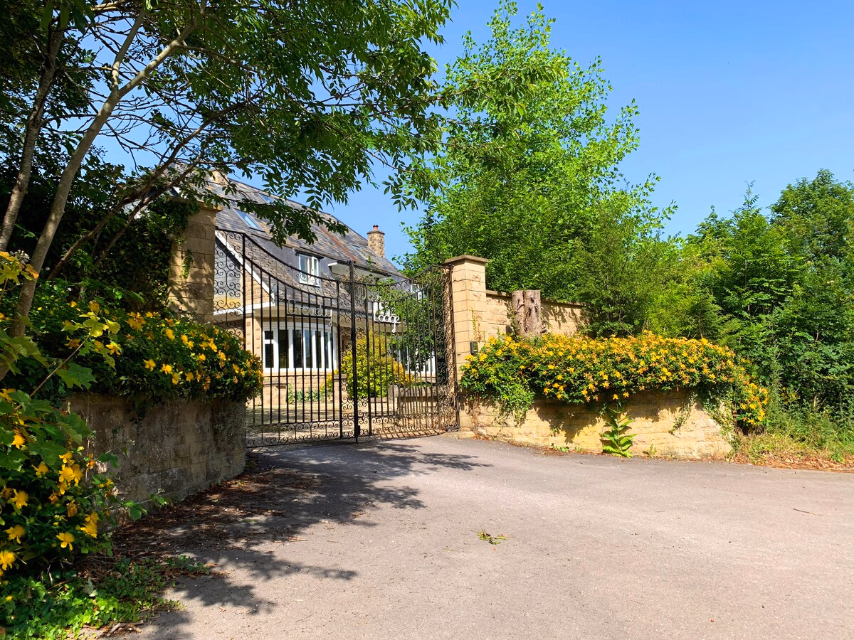 Large country lodge close to Stonehenge & Longleat - Spacious interior of holiday rental in Warminster