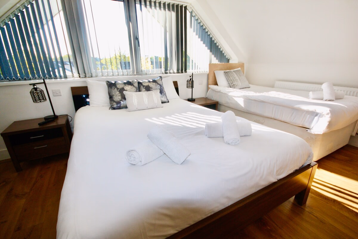 Pamper house holiday home and annex - Spacious interior of holiday rental in Ferndown