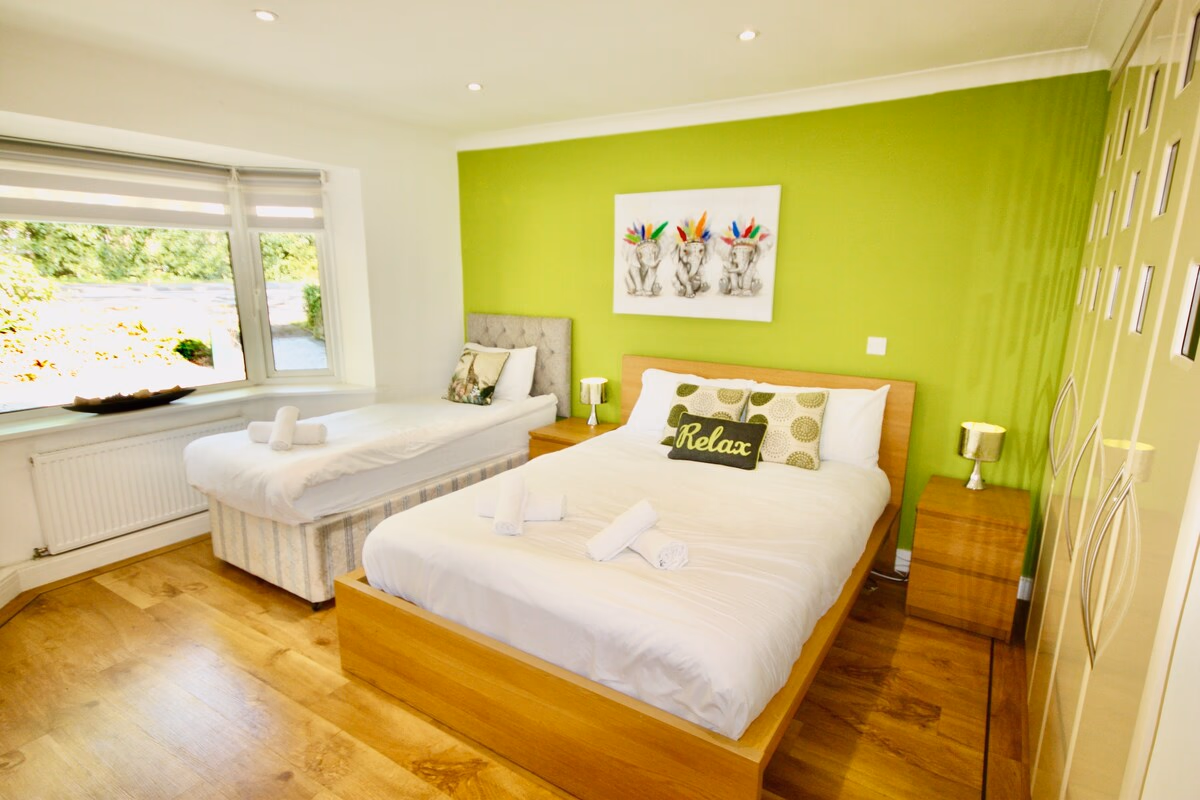 Pamper house holiday home and annex - Spacious interior of holiday rental in Ferndown
