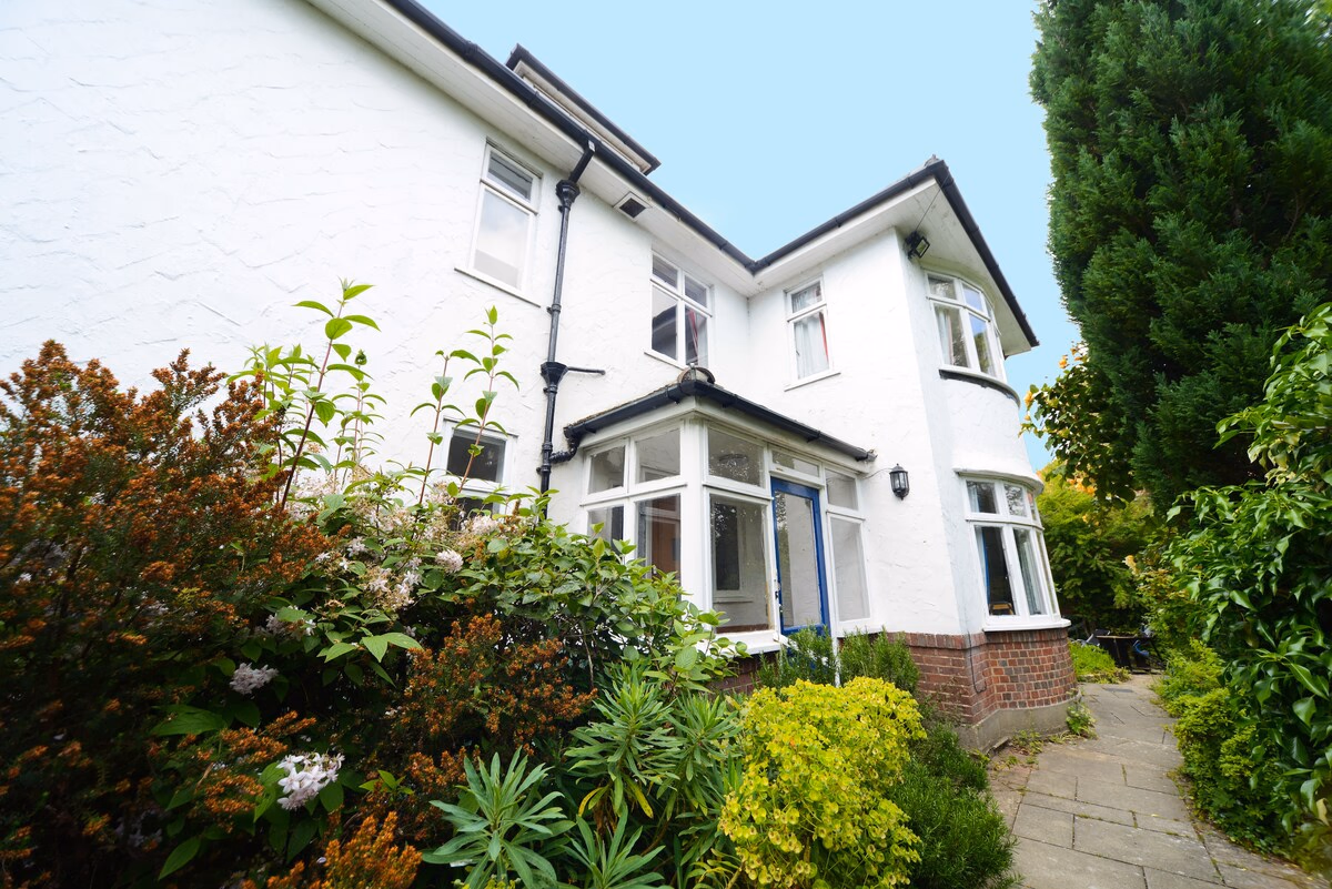 Harewood Haven: Luxury 8 Bedroom House - Spacious interior of holiday rental in Bournemouth