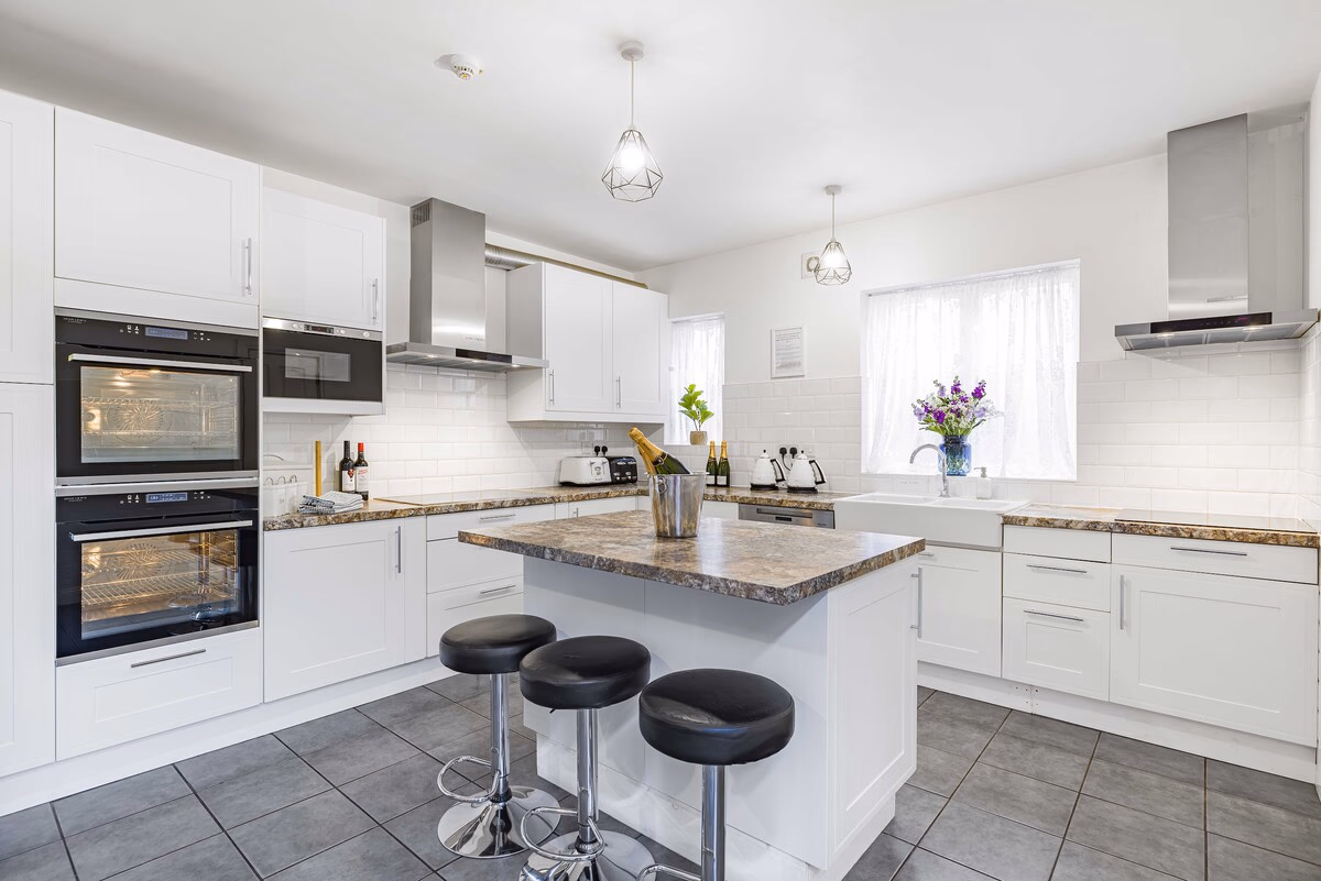 Harewood Haven: Luxury 8 Bedroom House - Spacious interior of holiday rental in Bournemouth