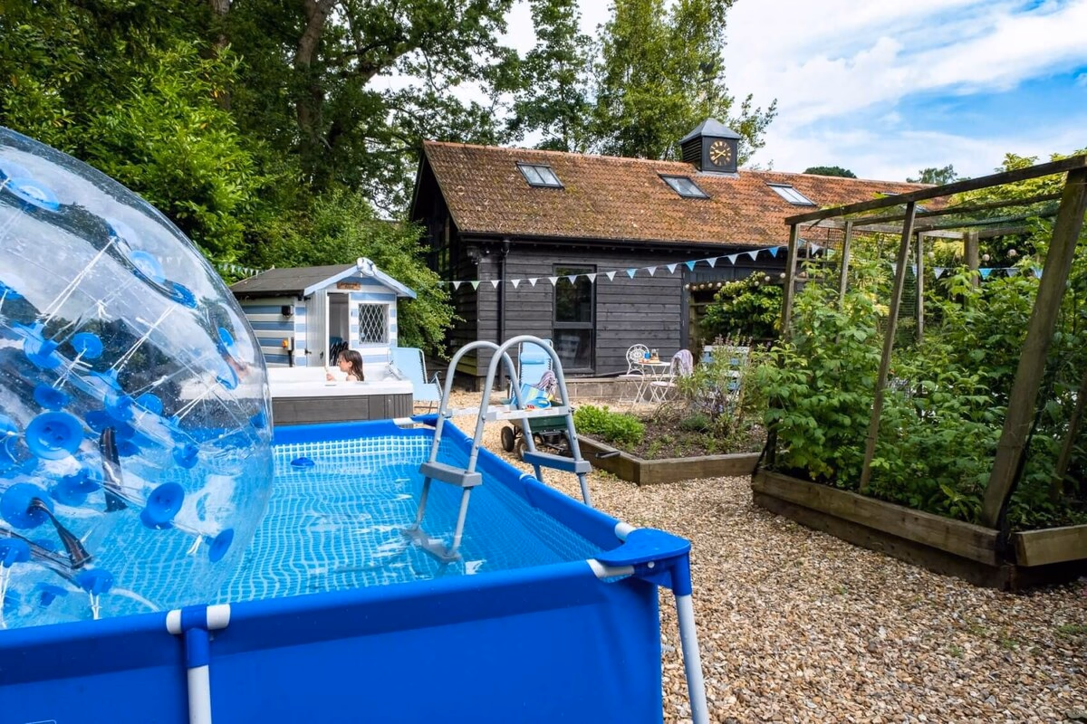 Forest Cottage w/ hot tub & grounds - Broombank - Spacious interior of holiday rental in Burley
